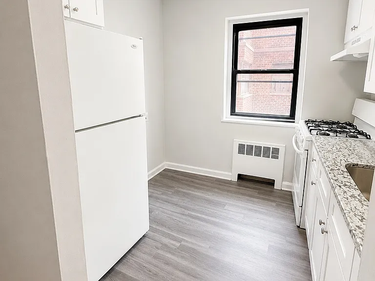 2339 Hudson Ter #D9 — Photo 7