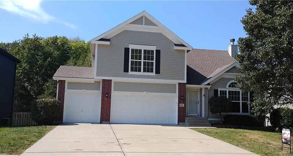 1st image of 904 NE Country Ln
