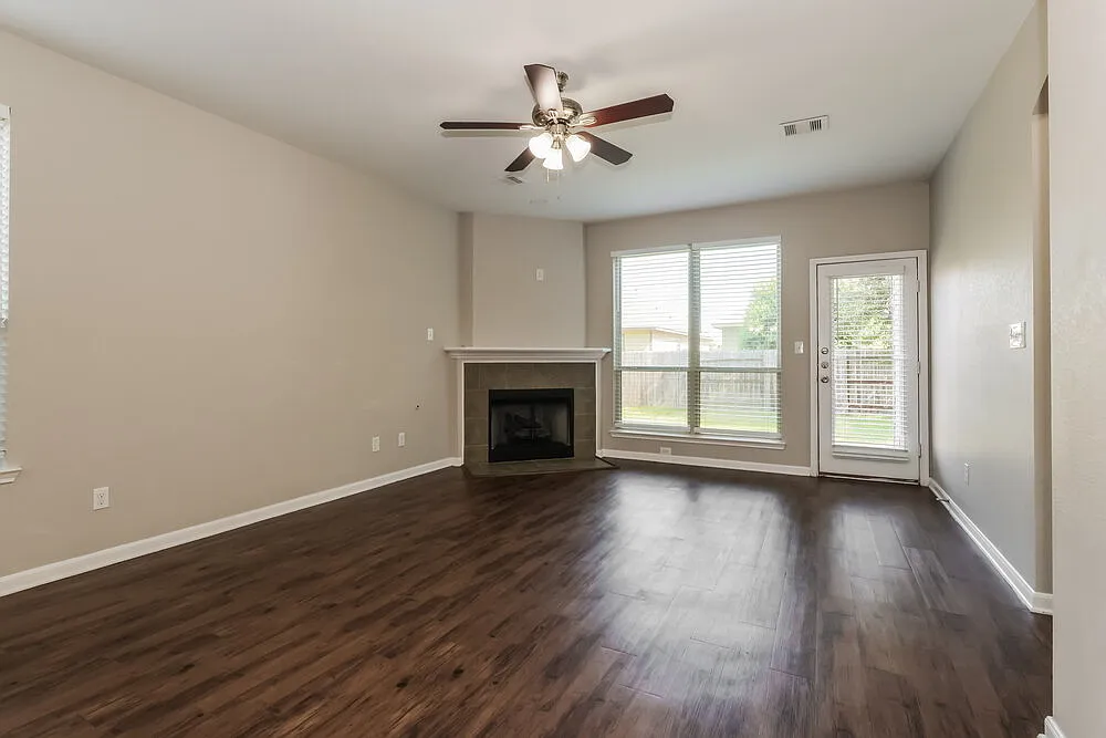 4 bed, 3.5 bath, 2743 sqft, $1,975 — Photo 4