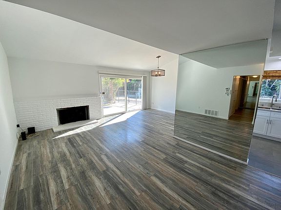 4th image of 20338 Clark St