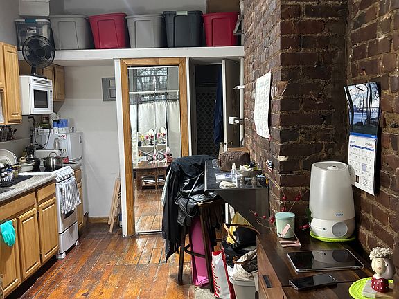 2nd image of 309 E 9th St APT 1B