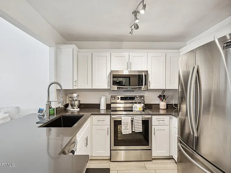 1025 E Highland Ave #6 — Photo 1