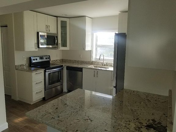 4th image of 704 NE 9th Ave
