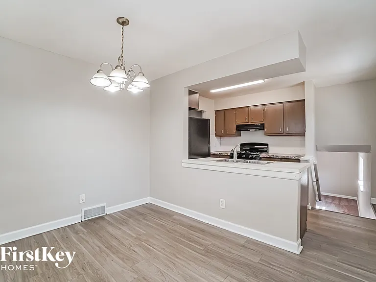 1225 Oakfield Dr N — Photo 4
