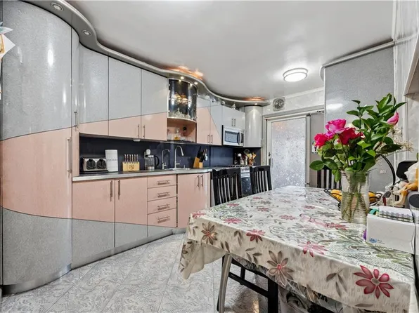 2666 Brown Street image 11 of 37