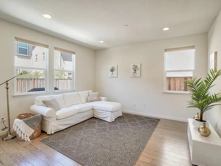 113 Caspian Way — Photo 3