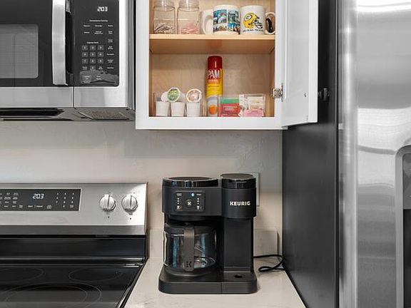 5th image of 2596 Parkwood Dr #2596