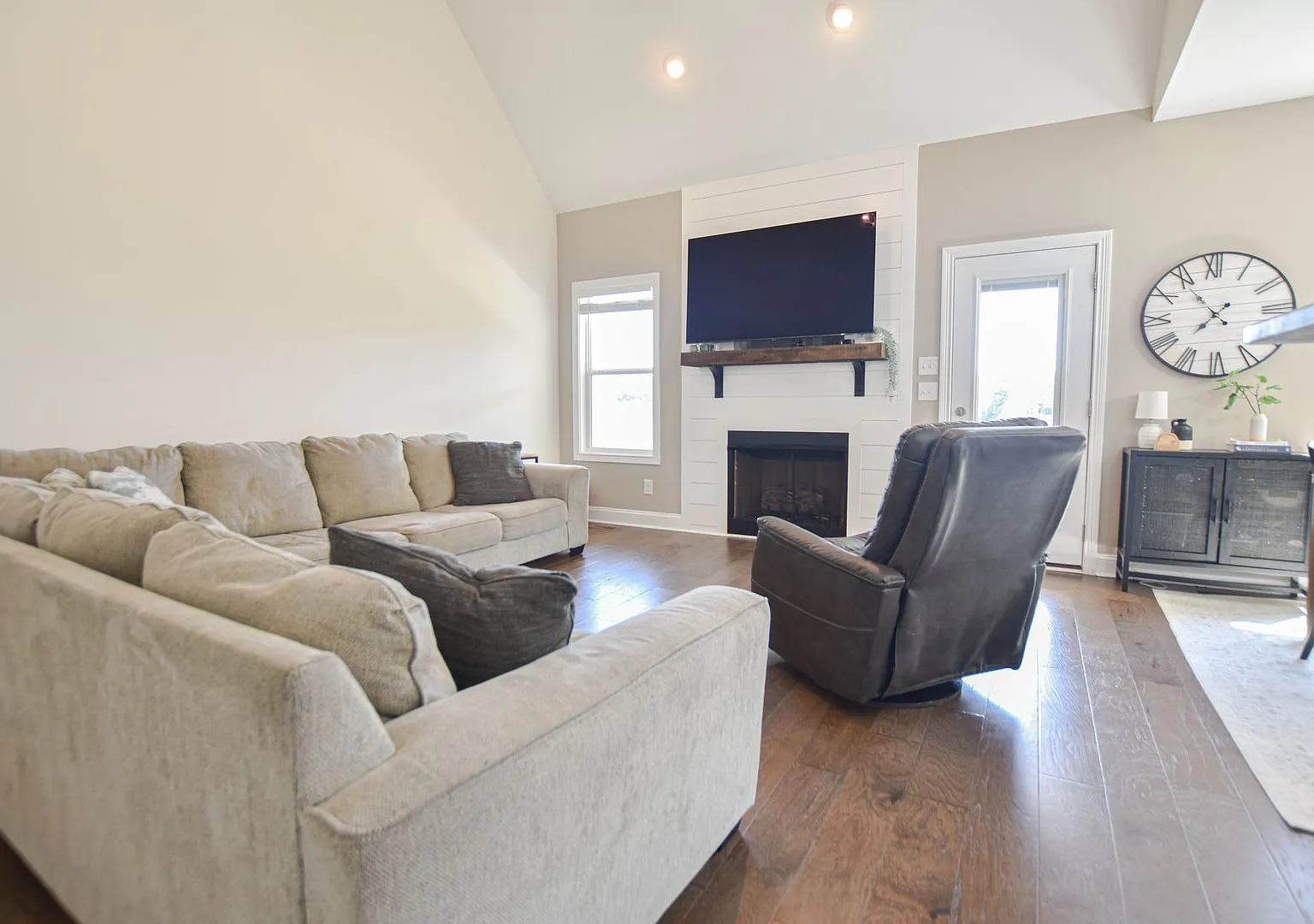 Pet Friendly Four Bedroom with Bonus! — Photo 2