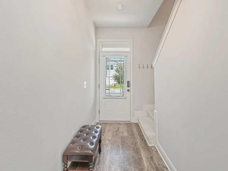 146 Crossing Lane F Santa — Photo 5