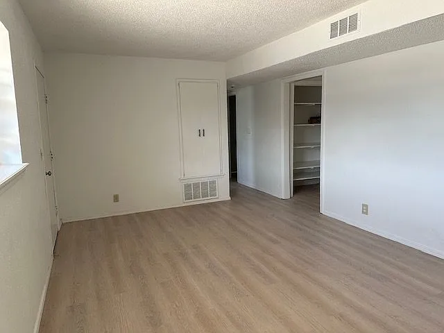 3 bed, 1.0 bath, $1,000 — Photo 2
