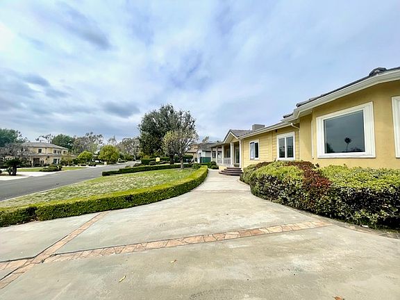 2nd image of 463 Cambridge Dr
