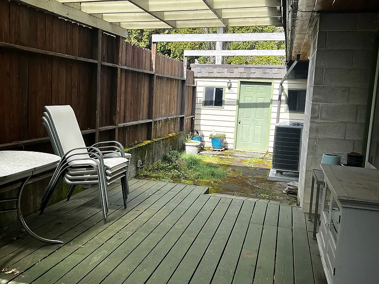 146 Hawthorne Ln — Photo 6