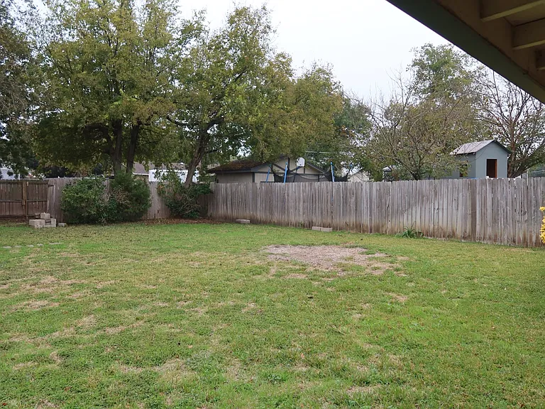 101 Travis Ln — Photo 18