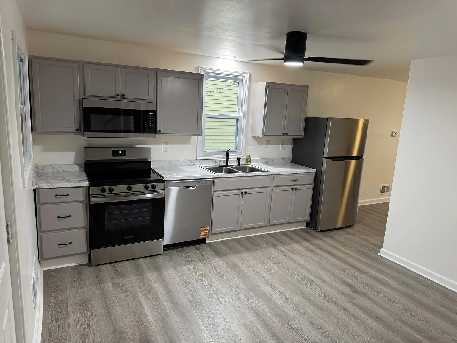 2 bed, 1.5 bath, 992 sqft, $1,150 — Photo 2