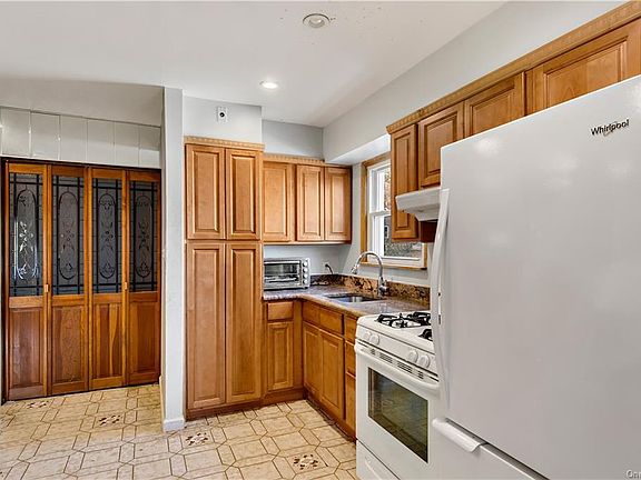 5th image of 2551 Wilson Ave