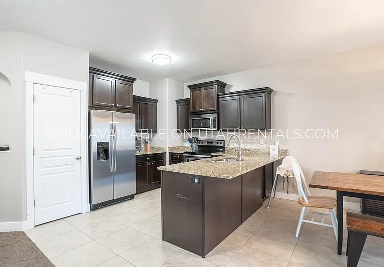 198 E Segovia Ln — Photo 6