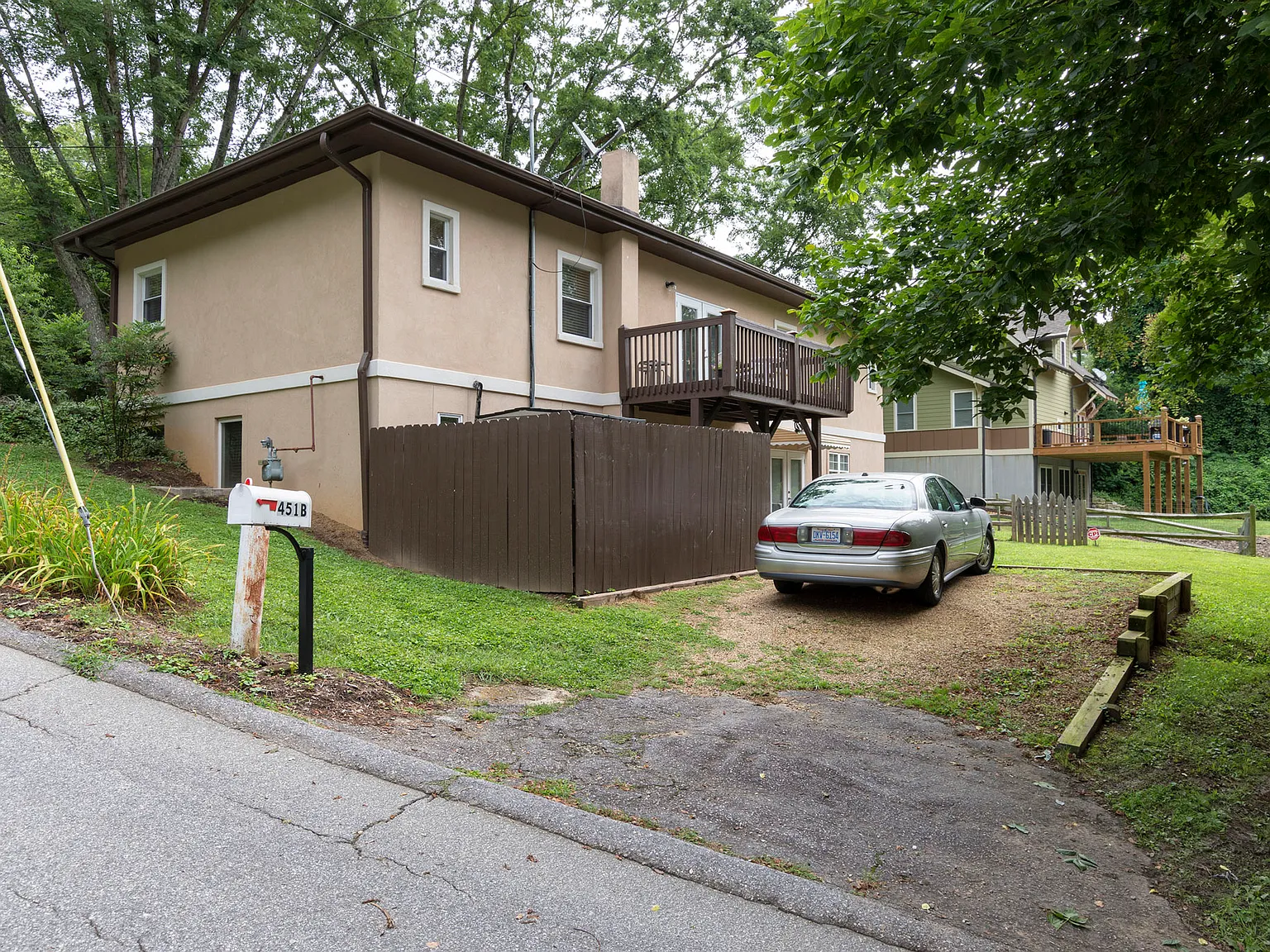 451 Kenilworth Road - B — Photo 2