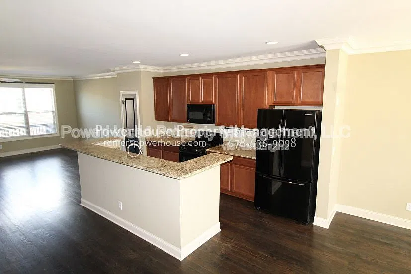 3 bed, 3.5 bath, 2260 sqft, $2,450 — Photo 3