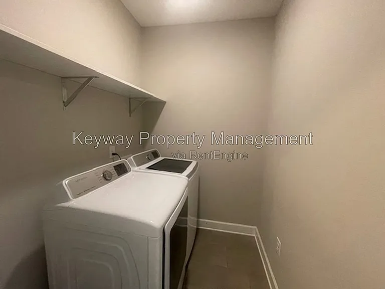 1933 Avenel Ln — Photo 15