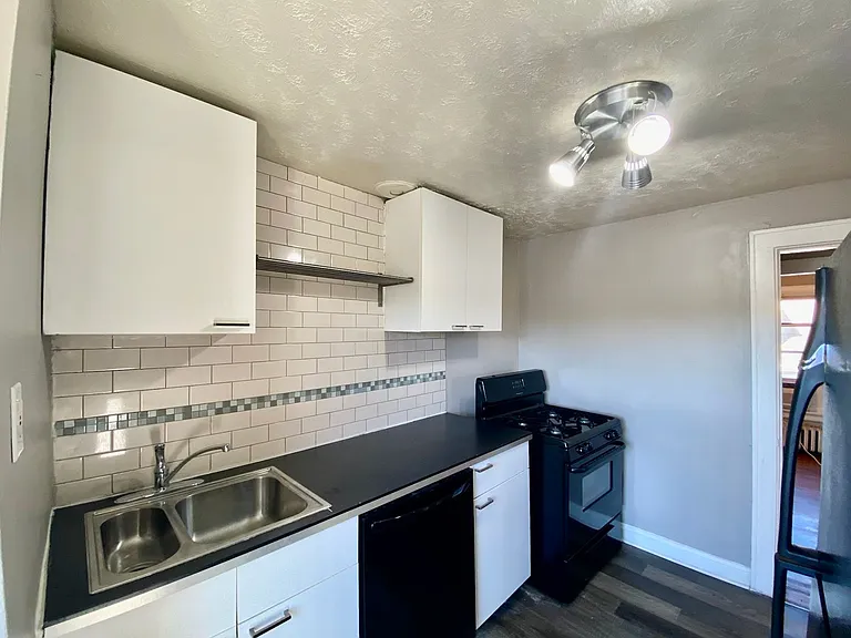 1025 Dana Ave Apts — Photo 3