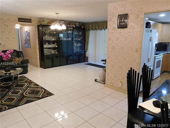 4th image of 940 NE 199th St APT 215