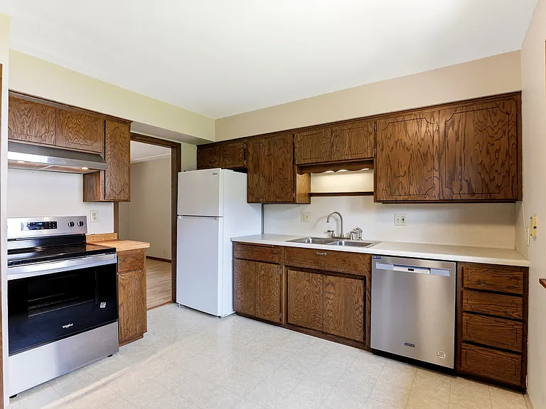 1276 Bradley St — Photo 4