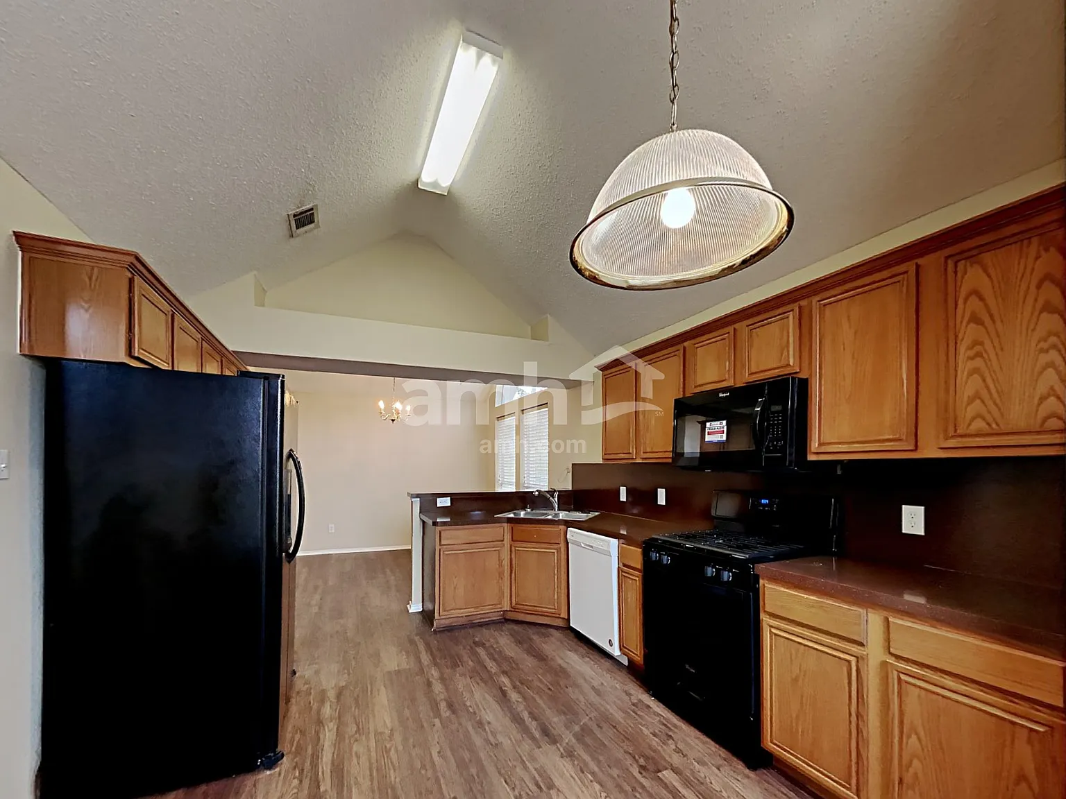 4 bed, 2.0 bath, 1800 sqft, $2,610 — Photo 3
