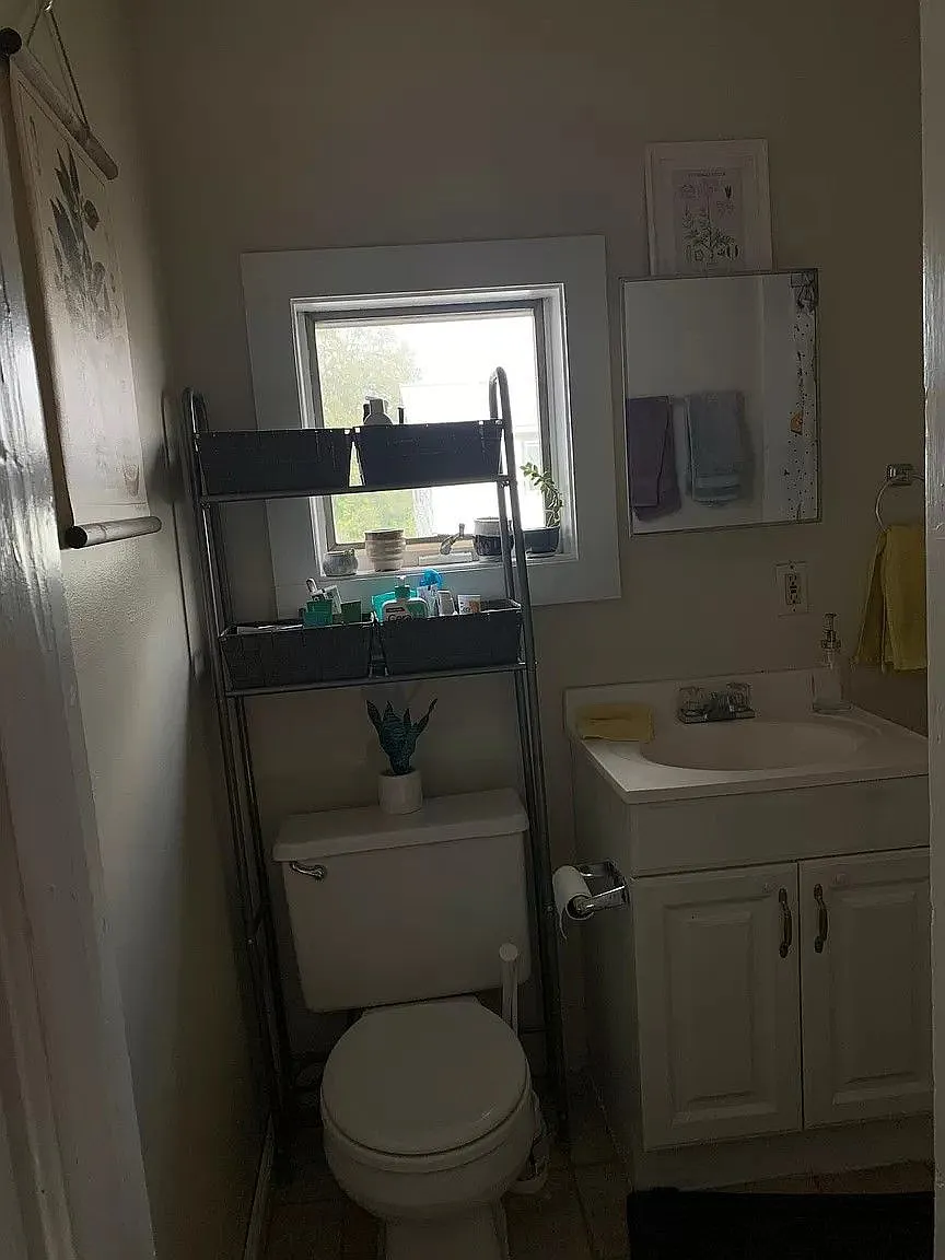 Furnished 3 bed/1 bath, walking distance to church st - in residential area — Photo 4