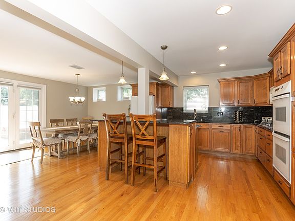 3rd image of 9323 Raymond Ave