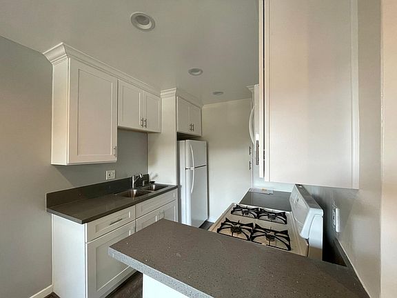 4th image of 7307 Willoughby Ave #1