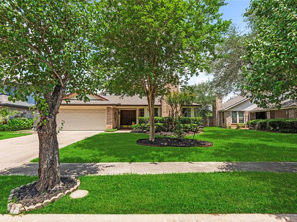 2215 Greencove Ln, Sugar Land, TX 77479