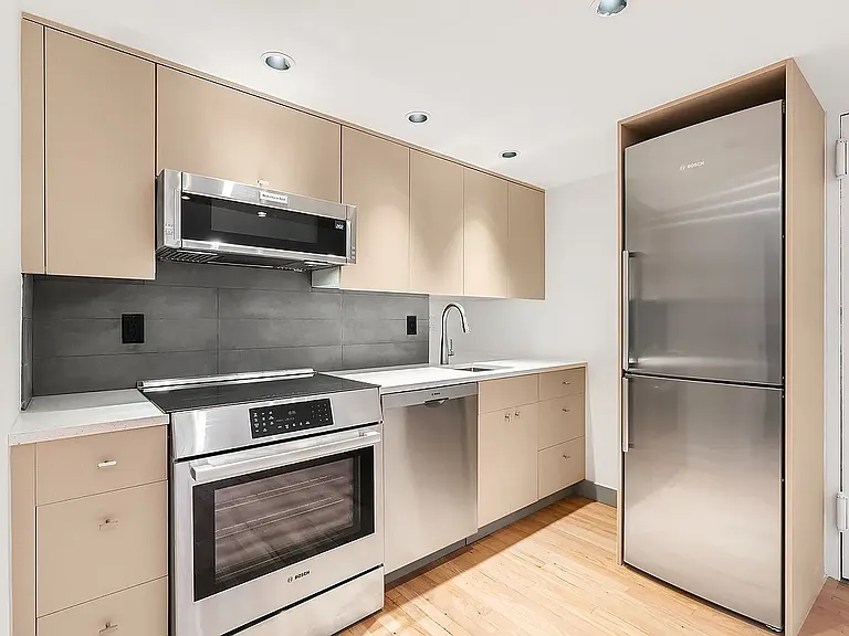 51 E 10th St #9 — Photo 2
