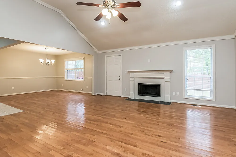3 bed, 2.0 bath, 1432 sqft, $2,325 — Photo 3