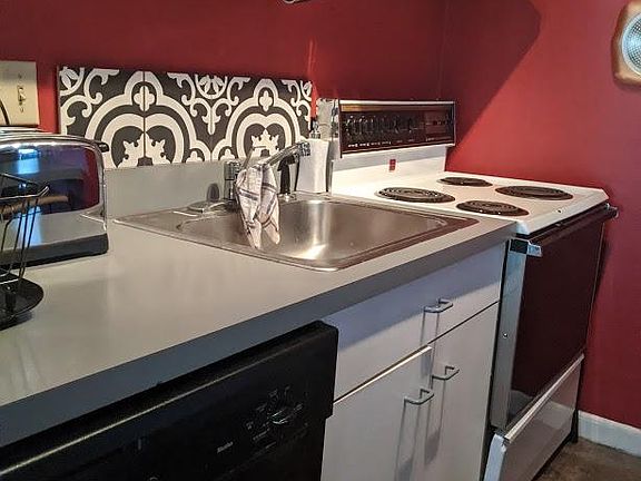 4th image of 38 Hess St #D