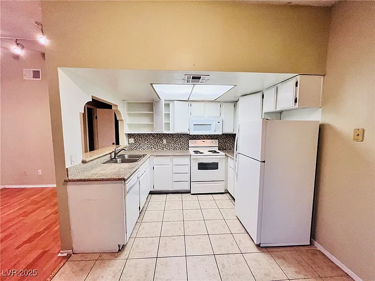 5048 Spencer St #C — Photo 3