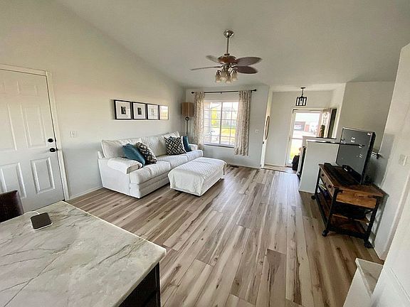 5th image of 635 W Prairie Parkway Ct