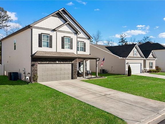 2nd image of 102 Royal Oak Dr NE