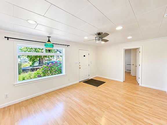 4th image of 478 Oak St