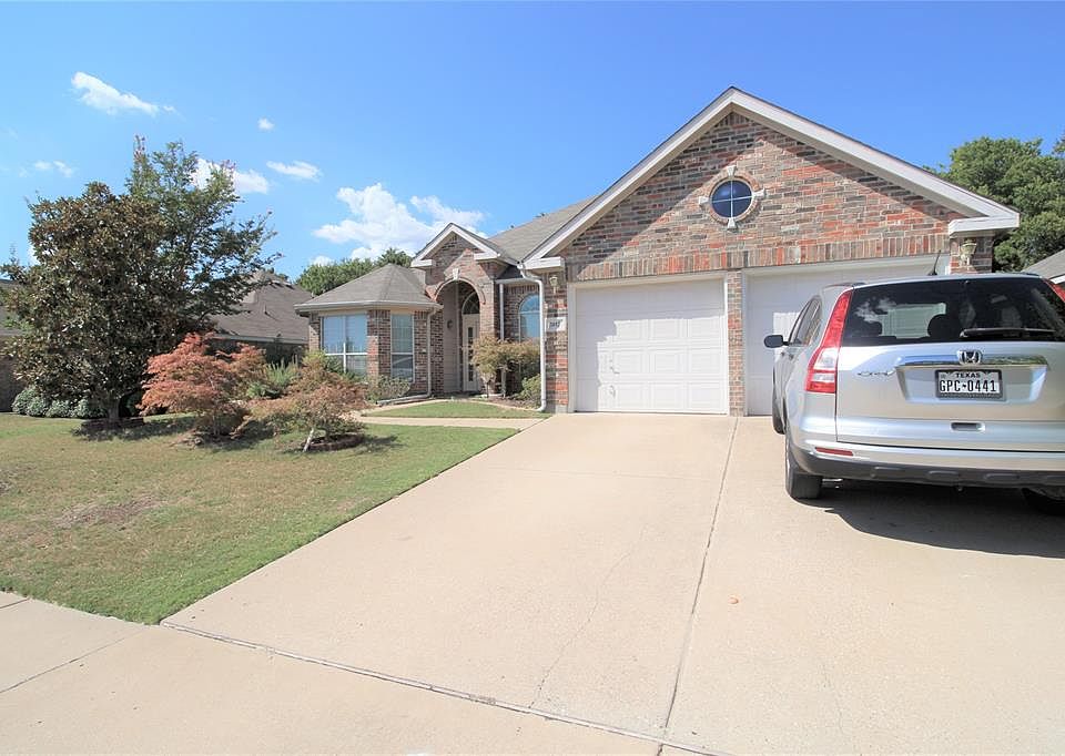 1st image of 3817 English Oak Dr