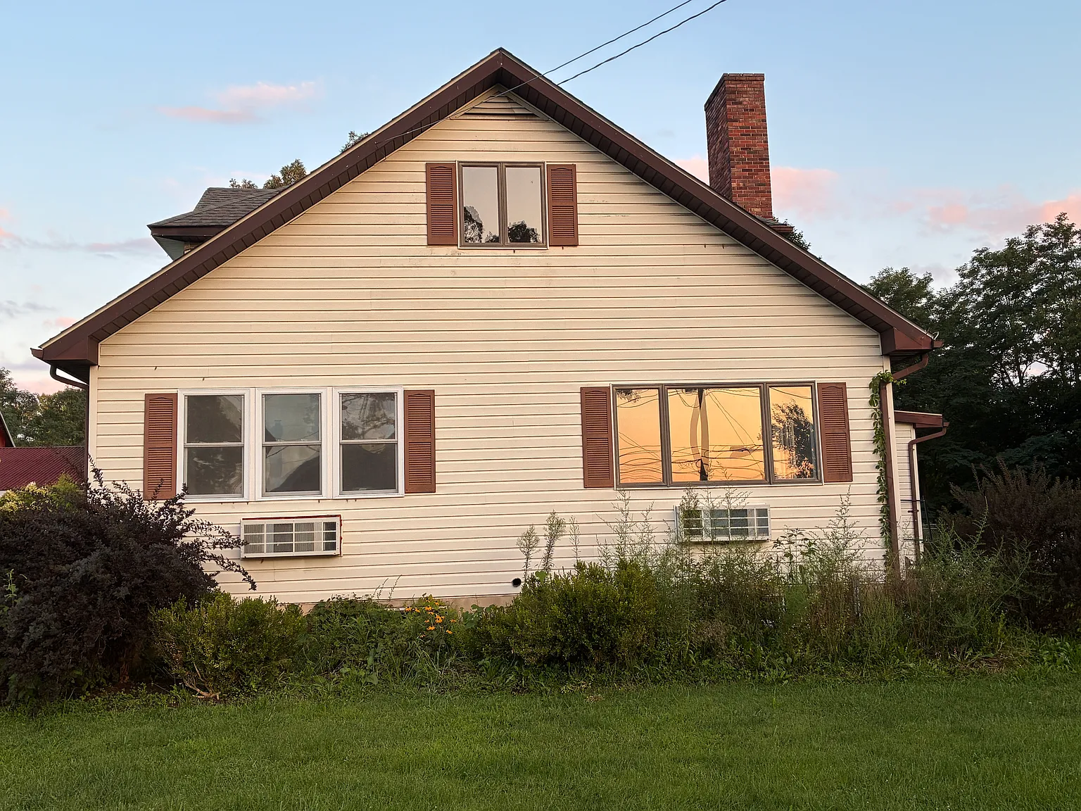 5 bed, 3960 sqft, $2,900 — Photo 1