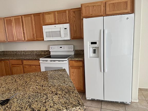 4th image of 2555 Country Club Dr