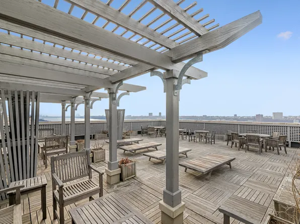 390 Riverside Drive image 10 of 12