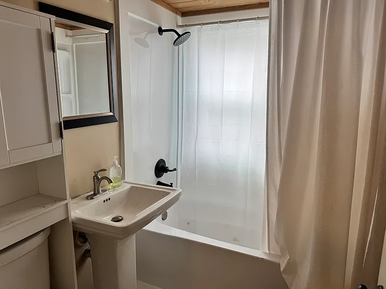 135 W Hanover St — Photo 4