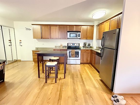 5th image of 405 W Oakdale Ave #909