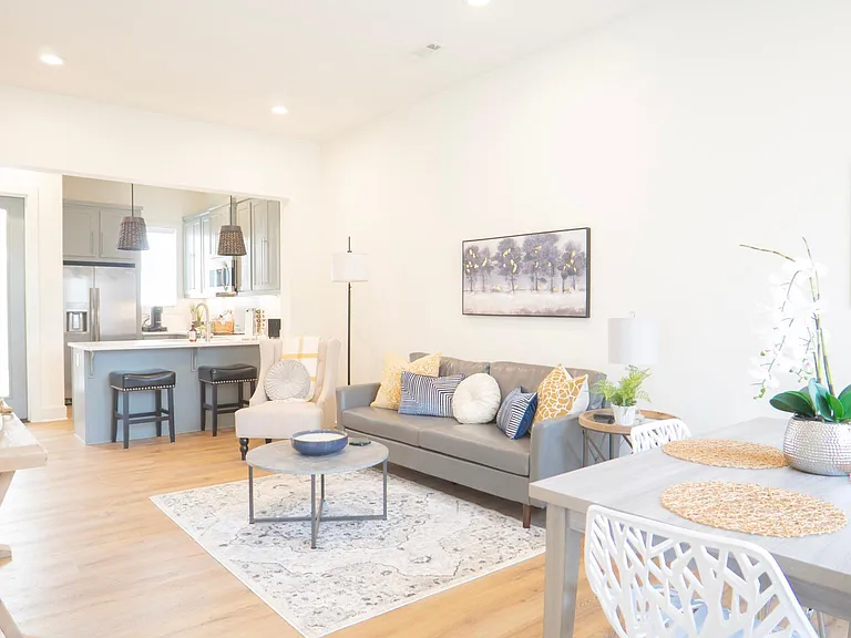356 S Hill Ave — Photo 3