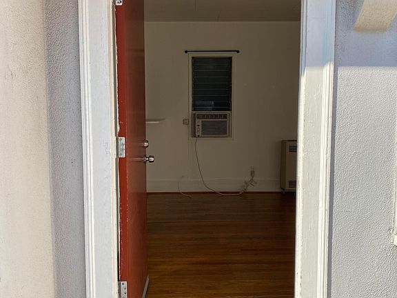 2nd image of 1122 N Gardner St #7