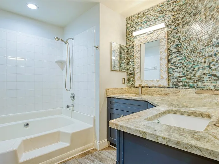 2390 Bentley Dr — Photo 23