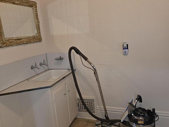 5th image of 110 W Elm Ave