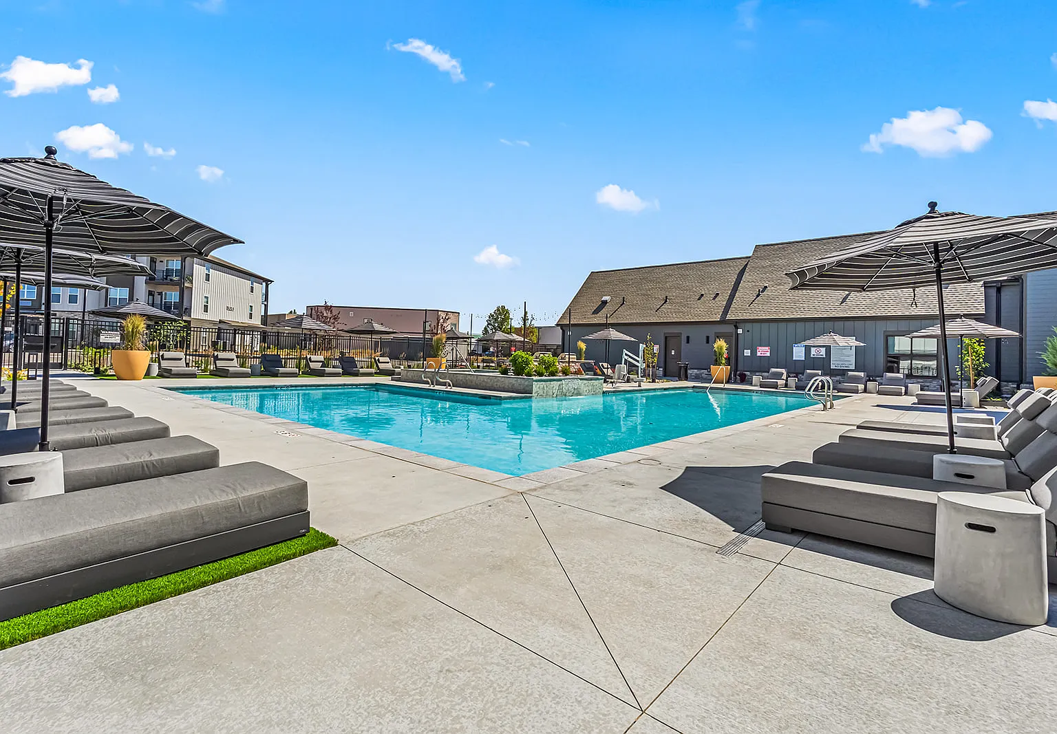 The Logan Luxury Apartments — Photo 4