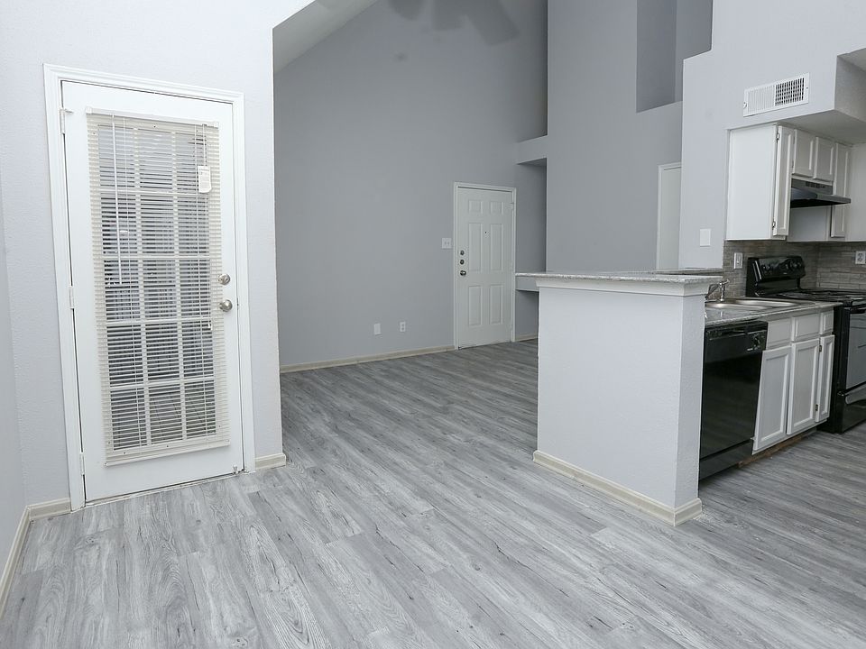 1st image of 1325 Greens Pkwy #9
